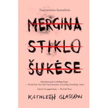 Mergina stiklo šukėse