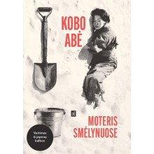 Moteris smėlynuose