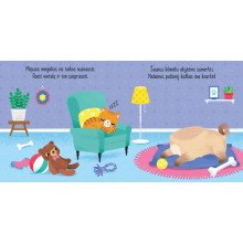 Miegalius mopsas. Su žaisliuku ant piršto