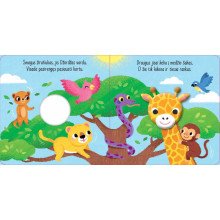 Miegalius mopsas. Su žaisliuku ant piršto