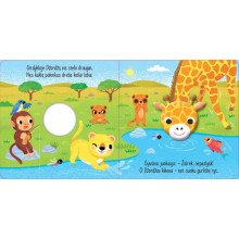 Miegalius mopsas. Su žaisliuku ant piršto