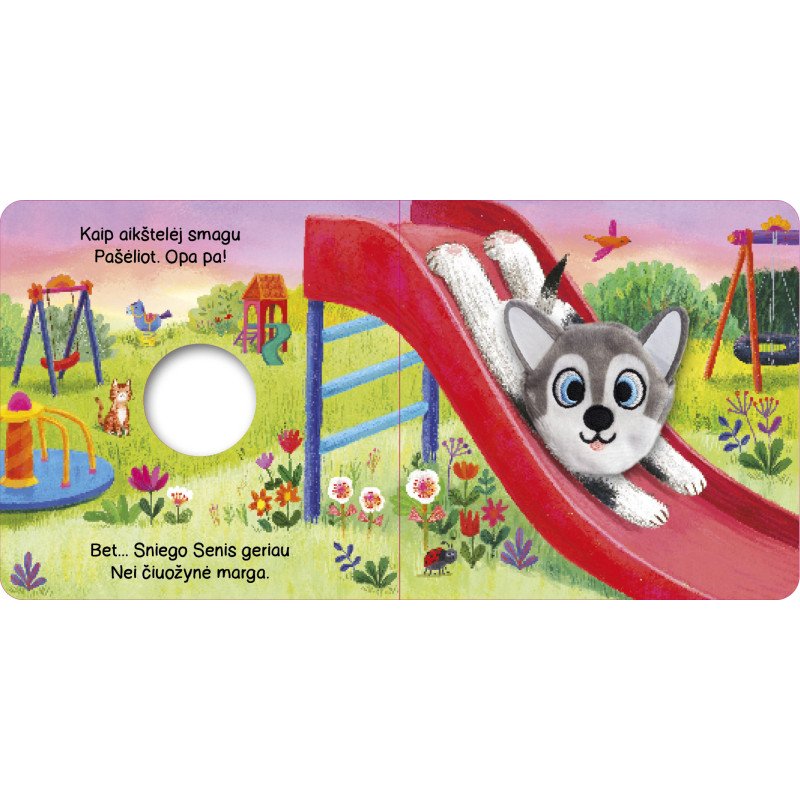 Šuniukas. Su žaisliuku ant piršto